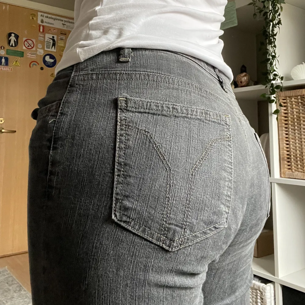 supersnygga miss sixty jeans som är lågmidjade och bootcut💗i stilen tommy och storlek 29. för långa för mig som är 167🫶. Jeans & Byxor.