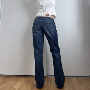 Levis jeans i strl 29/34. Sjukt snygga men kommer inte till användning. Hör av dig om du har några frågor. 💗🙌🏼  Innerbennsmått= 82cm. Ytterbensmått= 107 cm.  Midjemått= 76cm.