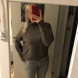 Brun stickad tröja - Jättefin brun stickad tröja i stil XS men skulle säga att den passar S också. Säljer på grund av att jag har så många stickade tröjor. 90 kr plus frakt eller mötas upp i Stockholm💕