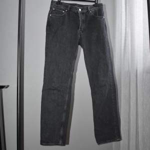 Snygga raka Jeans från weekday i modellen klean. Storlek 28/30. Mycket bra skick. 