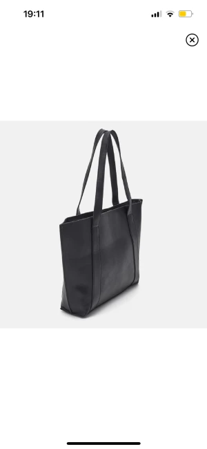 Svart väska  - Perfekt väska att ha till skolan då man får plats med väldigt mycket i den (dator, böcker osv) är helt ny o oanvänd!