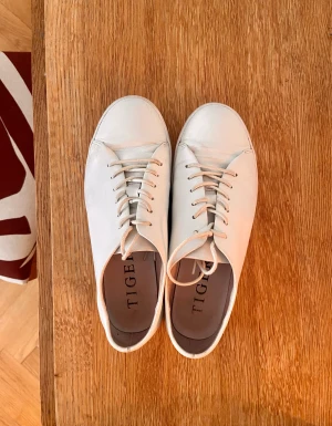 Vita sneakers - Vita sneakers från Tiger of Sweden i storlek 38. Väl använda men i gott skick! Kan mötas upp i Stockholm. 