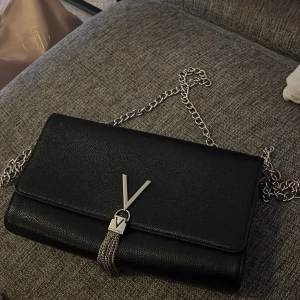 Valentino väska  - I nyskick! Kommer tyvärr inte till användning 