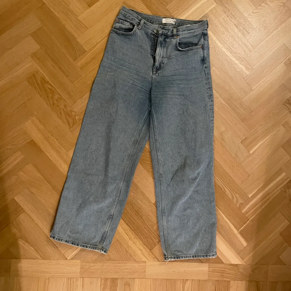 Jeans från &otherstories i storlek 27. . Jeans & Byxor.