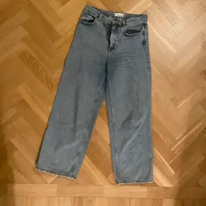 Jeans från &otherstories i storlek 27. 