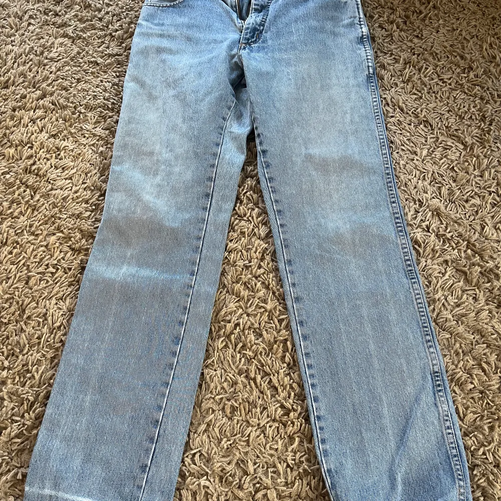 Ett par byxor som har varit med ett tag och blicit för små. Helt perfekta 90-tals byxor i straght fit.. Jeans & Byxor.