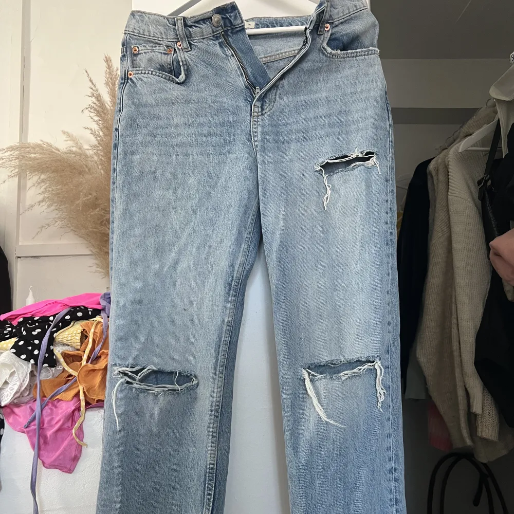 Gina tricot jeans för den som är runt 160cm lång. Knappt använda. Storlek 36. Jeans & Byxor.