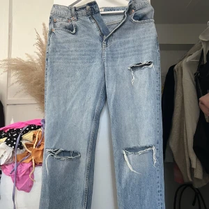Gina tricot 90s high Waist jeans petite - Gina tricot jeans för den som är runt 160cm lång. Knappt använda. Storlek 36