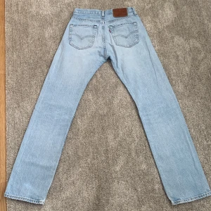 Levis 501 jeans - Levis 501 i använt skick. Dom är hela och har en liten fläck på vänster benet
