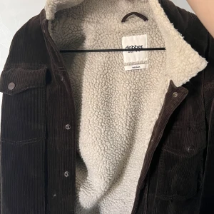 Dobber Vår/höst jacka i medium  - Bekväm och i bra skick, användes endast förra vår/höst. 
