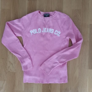 Rosa tröja - Rosa tröja från polo jeans co.  Säljer saker pga flytt.  Kan träffas på Ulriksdals station.