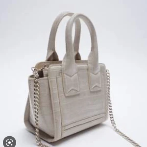 Zara väska  - Säljer min söta vänskap ifrån zara. Har för mig att nypris är 400kr. Kom privat för fler bilder