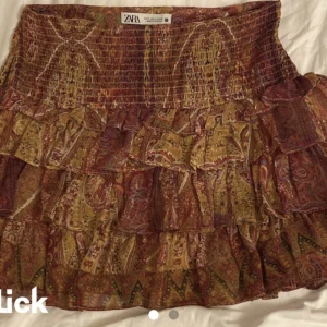 Kjol zara - Säljer denna superfina kjol från zara i storlek XS då den blivit för liten. Köpte i slutet på förra sommaren så är knappt använd, kanske två till tre gånger. Nypris 359 kr, budet är exklusive frakt