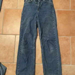 - mörkblå, vida jeans  - midwaist  - lös passform  - i bra skick  - köpta för 550kr