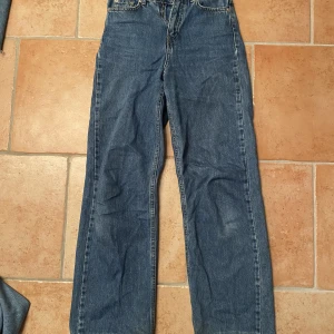 Nakd jeans - - mörkblå, vida jeans  - midwaist  - lös passform  - i bra skick  - köpta för 550kr