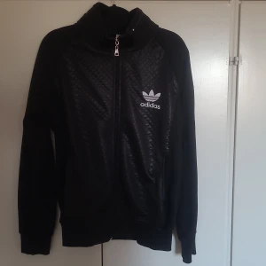 Adidas hoddie - Svart hoddie med dragkedja från Adidas.