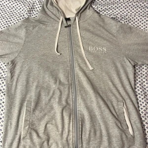 Hugo boss tröja/vit/grå - Jag säljer denna tröja för den är för stor på mig och använt den bara 2 gånger