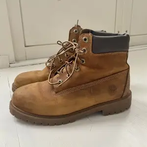 Timberland i brun mocka. Väldigt fint skick och har endast använt dem 4 gånger. 