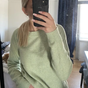 Stickad tröja - Super skön stickad tröja ifrån Vero Moda i en ljus grön färg. Endast använd 2 gånger. Skriv till mig vid intresse eller fler bilder💗