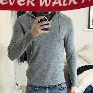 Kashmir hoodie - Använd ett par gånger endast så den är väldigt fräsch. Märke Luca Faloni, bättre kvalitet än Softgoat, ord. Pris 3000. 