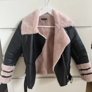 Skinnjacka - Liten xs. Skinnjacka med rosa fodring på insidan. Pris kan diskuteras 🥰