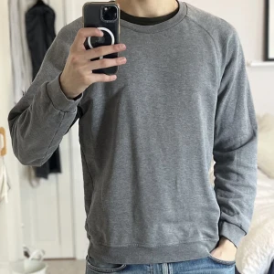 Dolce & Gabbana  - Casual tröja från Dolce&Gabban, storlek L. Använd få gånger dvs fräscht tillstånd. 