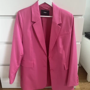 Rosa blazer - Rosa oversized blazer i storlek S från Bikbok. Nästan oanvänd. Priset kan diskuteras 🥰