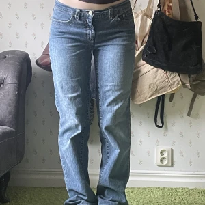 Lågmidjade jeans - De perfekta lågmidjade jeansen som passar till allt! Har snygga sömmar på bakfickorna och går till golvet på mig som är 167 cm lång :) Jättebra skick  