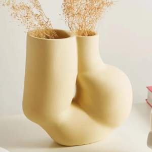 Ljusgul chubby vase från HAY. Använd men inga märken på utsidan 🧡Nypris ca 900kr