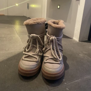 Svea skor💓 - Säljer mina fina Svea skor, vilket är väldigt lika dem trendande inuikii skorna. Lite slitna vid hälen men går säkert att tvätta bort, liten klack inuti. Köparen står för frakten.💞🙌🏼