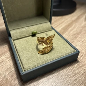 Fjäder ring - Så fin ring jag köpt utomlands! Rostfrittstål och aldrig använt, diameter 18 mm motsvarar ungefär stl M i Eblads ringar 🙏🏼 frakt 12 kr brev eller tryck bara på ”köp nu”!