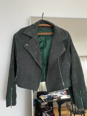 Biker jacka  - Kort biker jacka i mocka inspirerat material 