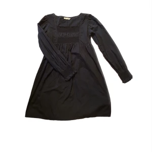 Klänning  - Söt svart klänning i storlek XS. Den slutar lite över knäna och har knytning i ryggen 