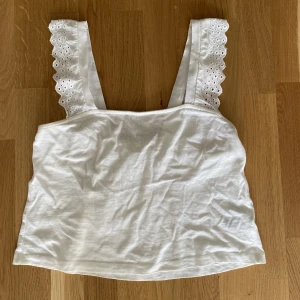 Linne med spets - Supergulligt linne som knappt blivit användt💕 Inga fläckar😊