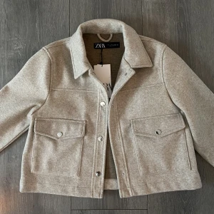 Beige kappa - Från Zara, helt oanvänd och lappen är kvar🫶🏻