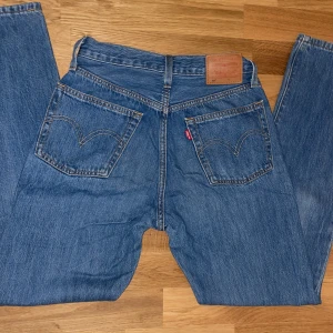 Levis 501 - Jag säljer mina ljusblåa Levis 501 då de inte kommer till användning längre. De är i väldigt bra skick. Köparen står för frakten. 