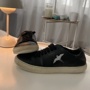 AXEL ARIGATO! - Säljer nu mina axel arigato skor, då dom inte kommer till användning längre och blivit för små! Använda ungefär lite mer en än sommar inköpta 13 Juli,2021 dock ej använda sen vår hösten 2022. Nypris på dom här är 2399!