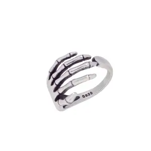 Sjukt snygg ring som föreställer en döskallehand 🤍☠️ Den är justerbar så passar alla storlekar och fingrar, unisex! 925 Sterling silver pläterad. 