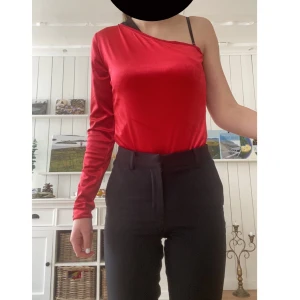 Röd body  - Fin body från Bik Bok. Säljer pga att jag inte får användning för den💕