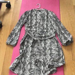 Klänning - Klänning vit/grå/svart 