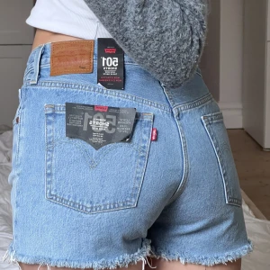 Levis 501 shorts - FINNS KVAR! Helt nya Levis shorts i storlek 30, modell ”High Rise” 🫶 älskar dem men är lite försmå på mig 💙 nypris ca 660 kr. 