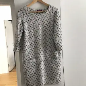 Tunika / klänning mönstrad grå/vit