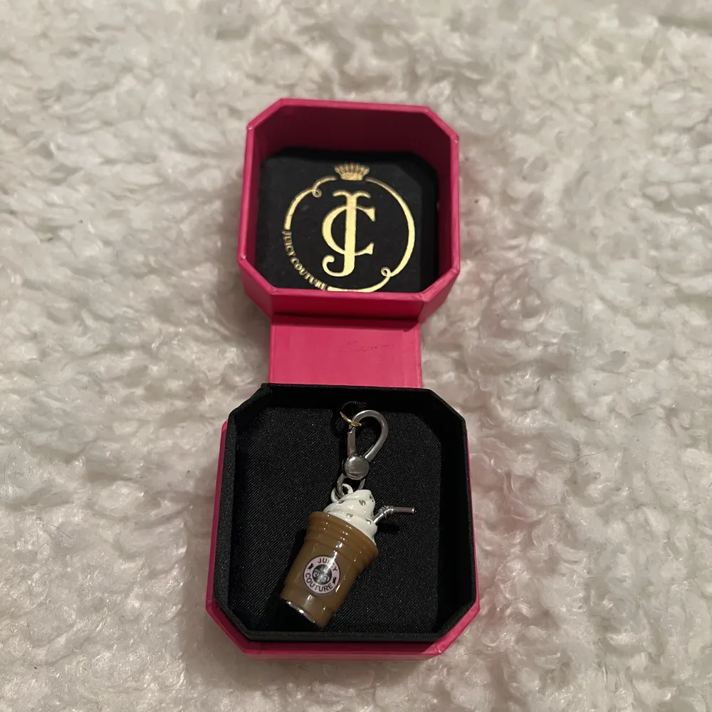 Världens sötaste frappe berlock från Juicy Couture. 🥹 ❌Kolla gärna även in mina andra annonser för fler Juicy Couture berlocker! ❌. Accessoarer.