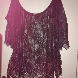 Spetsblus - Spetsblus med cutouts på överarmarna 