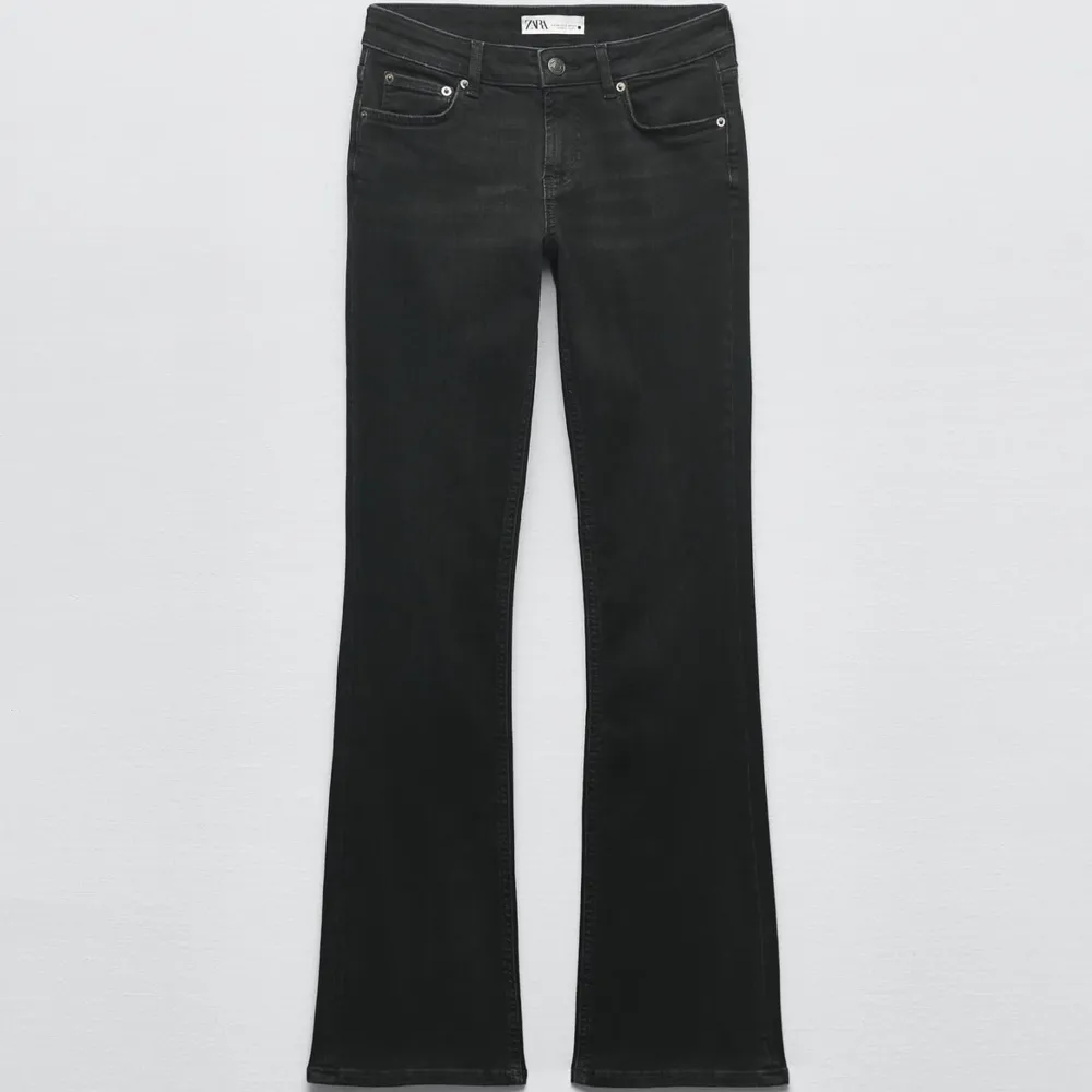 Säljer dessa jättesnygga zara jeans som aldrig är använda. Jättebra skick och sitter bra på mig som vanligtvis brukar ha 36 i jeans. Skriv till mig om ni är intresserade. Frakt är inte inkluderat i priset.. Jeans & Byxor.