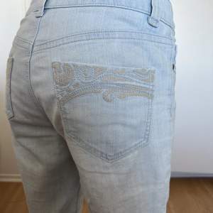 Ascoola jeans med unika fickor. Köpta secondhand men märket är Lindex! Säljer då de inte sitter som jag vill på mig tyvärr. Jag är 173 cm.