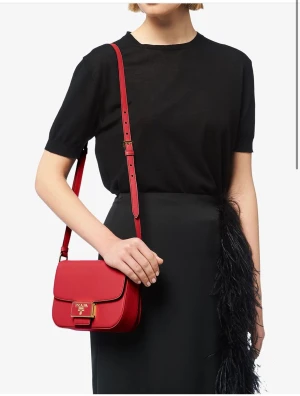 PRADA Saffiano leather shoulder bag - 1BD217VOUONZVF068Z Condition: like new The original price: 25000 SEk