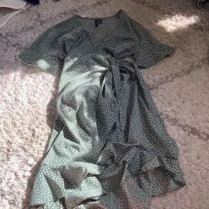 Omlott sommarklänning - Jättefin omlott klänning i tunnt matreal, använd endast en gång. Nypris ca 300-400🩷