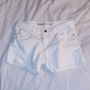 Low waist jeans shorts - Rätt så gamla och använt kanske 10 gånger. Super fint skick