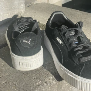 Puma sneakers - Svarta puma sneakers🦋 Mycket bra skick! Inga synliga defekter. Storlek 37.5! Köpta för 899 kr, säljer för 200+frakt🤝